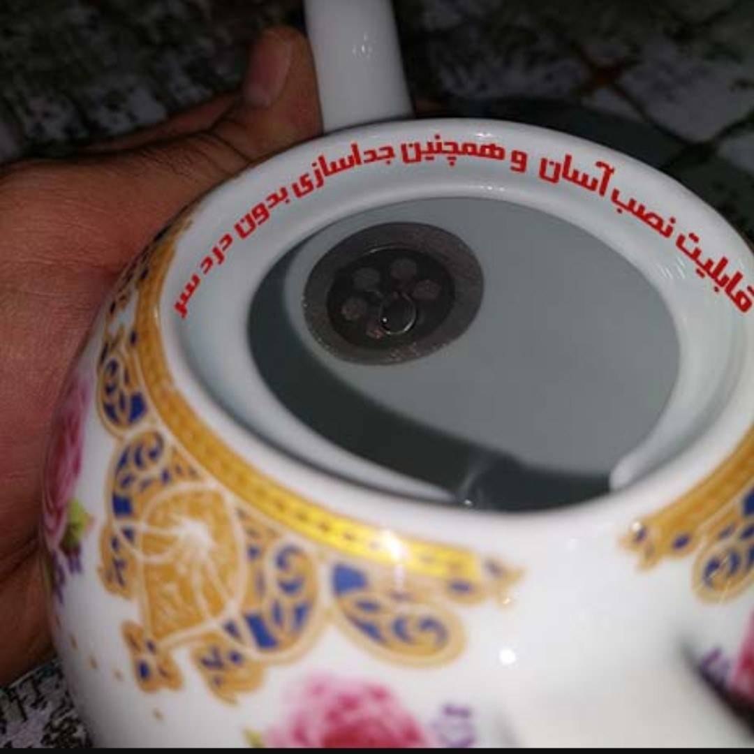 صافی چای داخل قوری گرد سکه ای