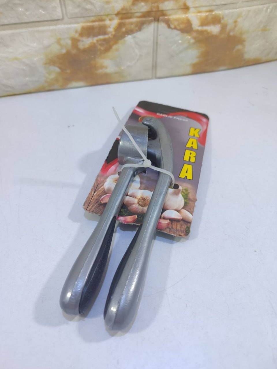 سیر له کن دستی کارا